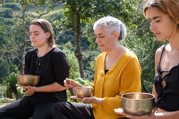Meditasyon ve farkındalık dersi. Doğada şarkı söyleyen bir kase..