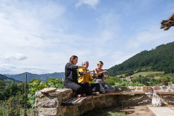 Kırsal kesimde Tibet şarkı kaseleriyle meditasyon inzivası.