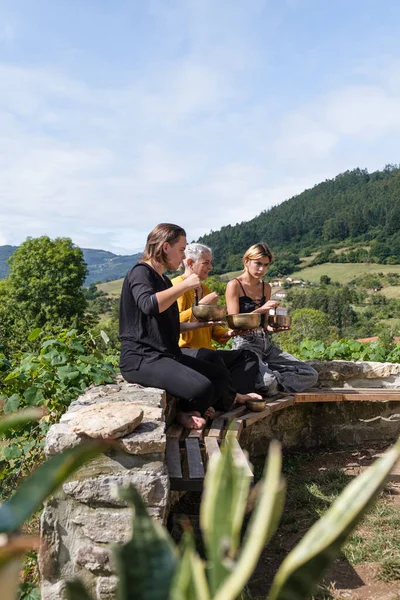 Dışarıda Tibet müzik kaseleri olan meditasyon dersi. Dikey fotoğraf.