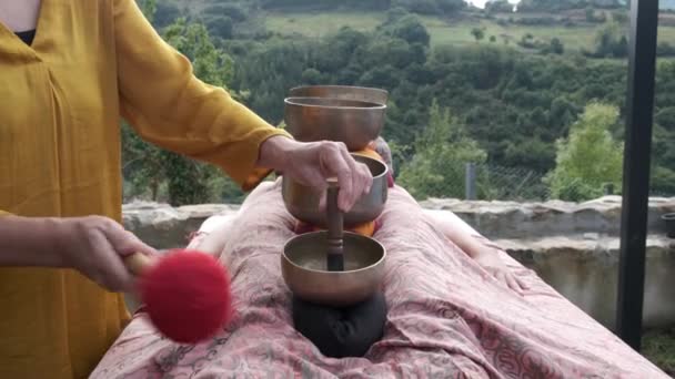 Alternatif Tibet Şarkı Kaseleri Terapisi Doğanın Ortasında — Stok video