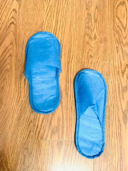 Blauwe Pantoffels Houten Vloer — Stockfoto
