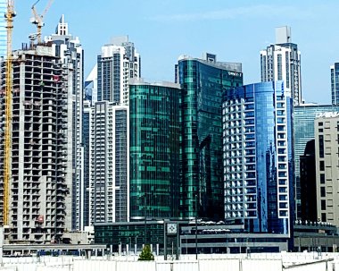 Güzel Dubai şehir manzarası, modern şehrin panoramik manzarasına kuş bakışı bakış açısı, Birleşik Arap Emirlikleri