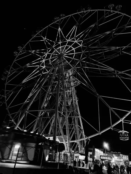 Pemandangan Malam Dari Atraksi Roda Ferris Foto Hitam Dan Putih — Stok Foto
