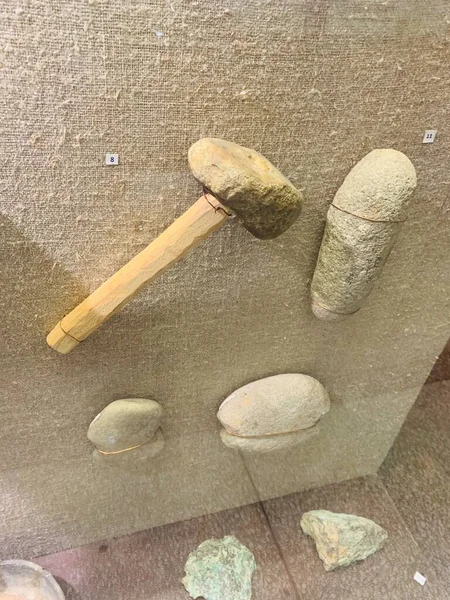 Alter Hammer Und Weiße Steine Der Wand Museum — Stockfoto