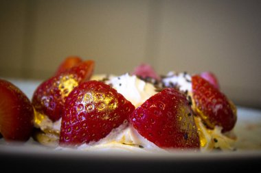 Altın püskürtülmüş çilekleri ve kremayı çikolata parçacıklarıyla kapayın.