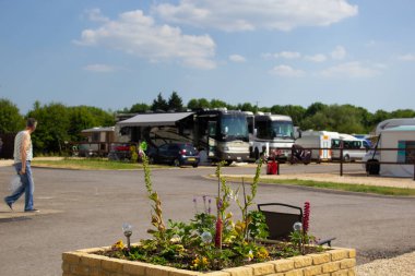 Cheltenham yakınlarındaki küçük ama yoğun bir karavan parkı manzarası.
