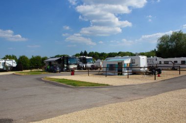 Cheltenham yakınlarındaki küçük ama yoğun bir karavan parkı manzarası.