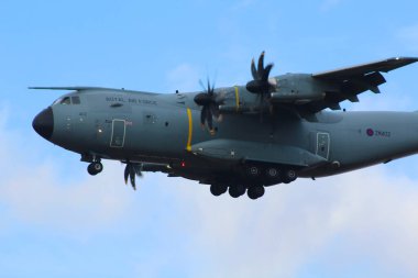 Alçaktan uçan a400 atlas askeri nakliye uçağı