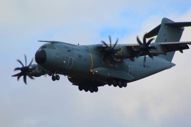 Alçaktan uçan a400 atlas askeri nakliye uçağı