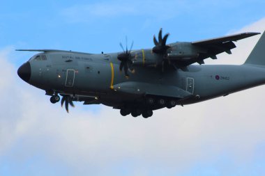 Alçaktan uçan a400 atlas askeri nakliye uçağı