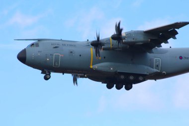 Alçaktan uçan a400 atlas askeri nakliye uçağı