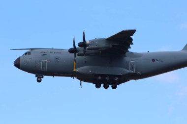 Alçaktan uçan a400 atlas askeri nakliye uçağı