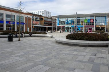Crawley, Sussex UK 08 Nisan 2021 İnsanlar Crawley Sussex 'te Queens Meydanı' nda buluştu