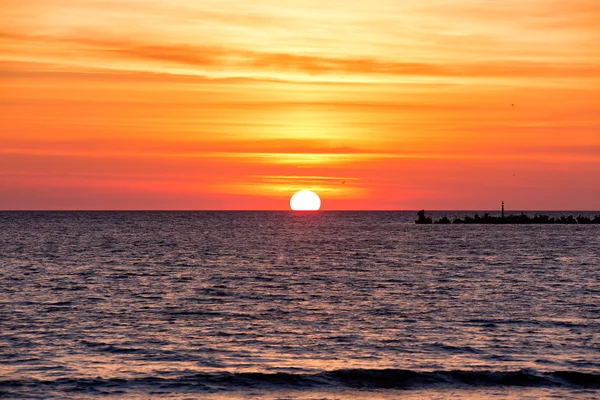 Beau paysage nuageux sur la mer, coup de soleil levant. Mer Noire. Mamaia. Constanta. Roumanie. lumière chaude.vieilles couleurs riches . — Photo