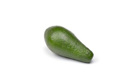 beyaz arkaplanda avokado