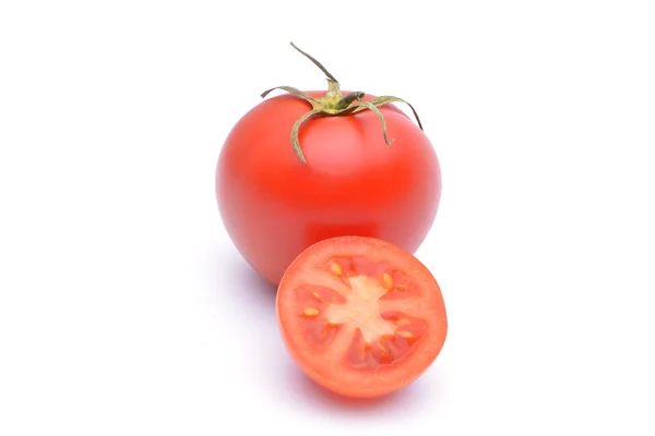Tomaat close-up. geïsoleerd op witte achtergrond — Stockfoto