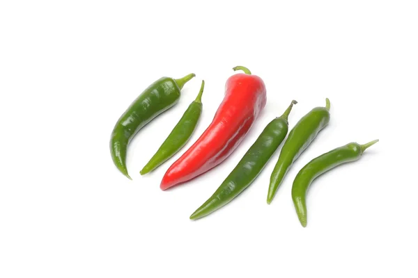 Några röda och gröna varm paprika på vit bakgrund — Stockfoto