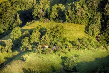 Akşam ve günbatımı Simon Köyü tepelerinde dağ üzerinde. Kepek.
