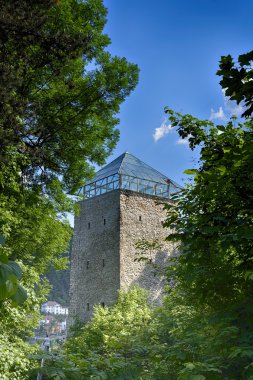 Brasov, eski şehir. PE dupa ziduri. Antik kalenin duvarları boyunca. HDR