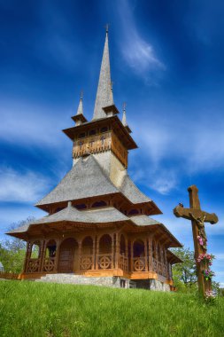 Maramures eski ahşap kilise. Dramatik gökyüzü yorumu. HDR