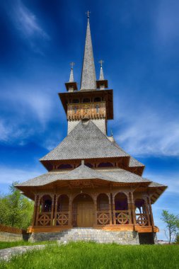 Maramures eski ahşap kilise. Dramatik gökyüzü yorumu. HDR