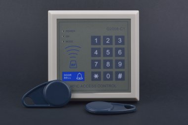 Kapıları kilitlemek ve açmak için elektronik anahtar erişim sistemi. Erişimi kontrol edin