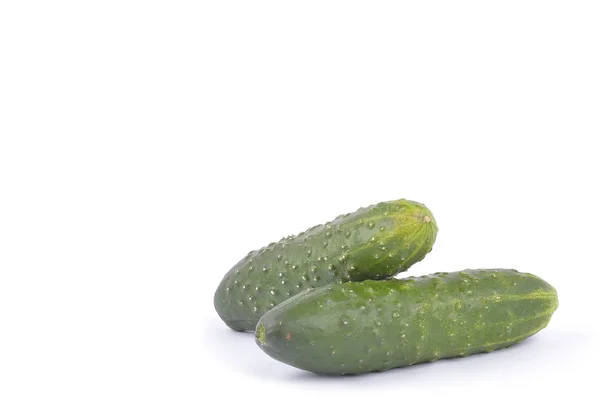 Beyaz arkaplanda yeşil salatalıklar — Stok fotoğraf