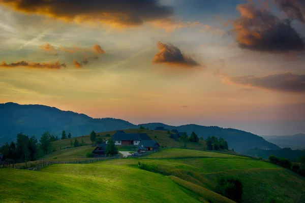 Wieczorem i zachód słońca na wzgórza górskie wioski Simon. Otręby. — Zdjęcie stockowe