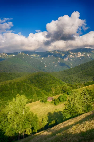 Večer a západ slunce na horských svazích Simon vesnice. Otruby. — Stock fotografie