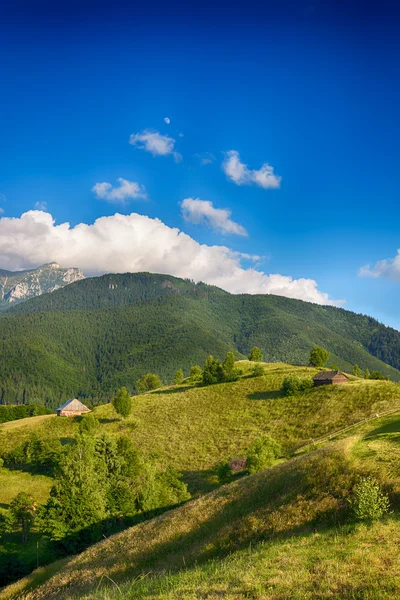 Akşam ve günbatımı Simon Köyü tepelerinde dağ üzerinde. Kepek. — Stok fotoğraf