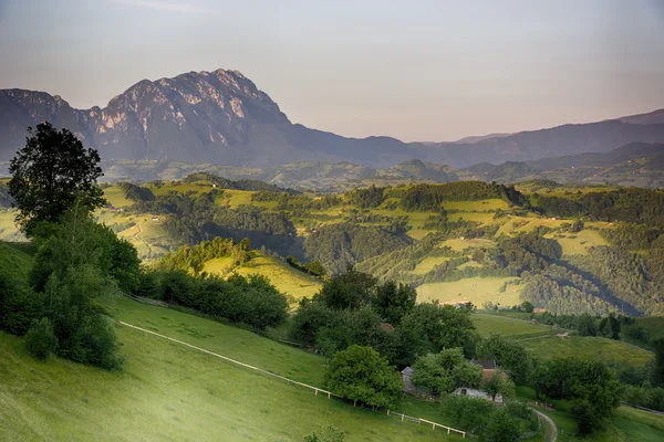 Tarde y puesta de sol en las colinas de la aldea de Simón. Salvado . —  Fotos de Stock