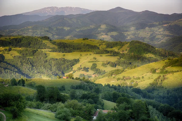 Večer a západ slunce na horských svazích Simon vesnice. Otruby. — Stock fotografie