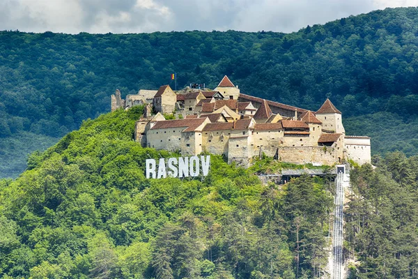 Hrad Rasnov. Letecký pohled na jaře světle. — Stock fotografie