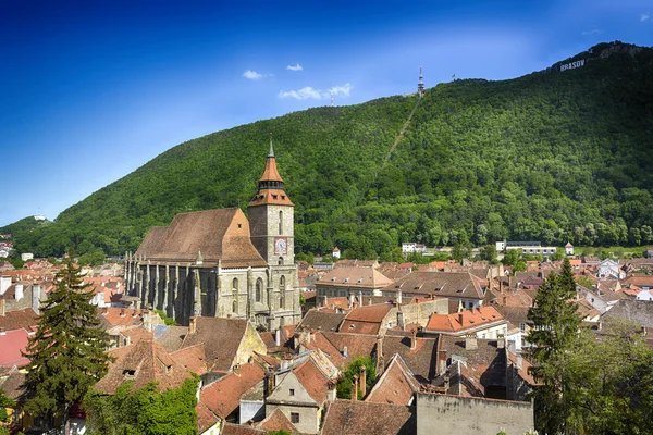 Brassó, a régi város. PE dupa ziduri. A fal mellett található az ókori Fellegvár. HDR — Stock Fotó