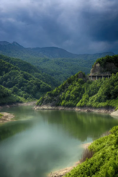 호수 댐 Siriu. Siriu 호수 사격, 부 자우, 루마니아에서에서 아름 다운 풍경 — 스톡 사진