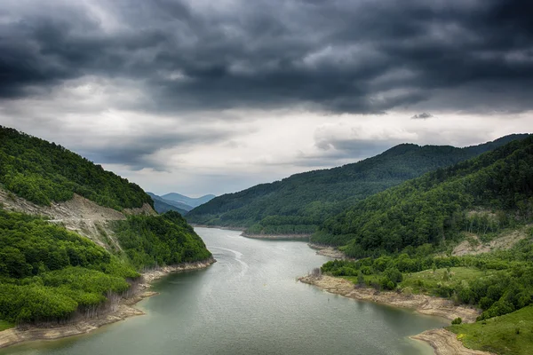 호수 댐 Siriu. Siriu 호수 사격, 부 자우, 루마니아에서에서 아름 다운 풍경 — 스톡 사진