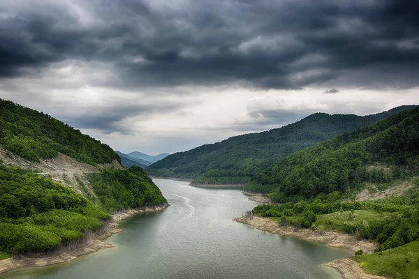 Danau bendungan Siriu. pemandangan indah dari Danau Siriu Barrage, Buzau, Romania — Stok Foto