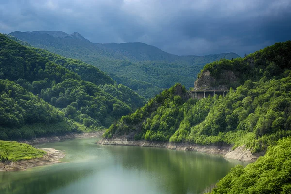 湖のダムの Siriu。Siriu 湖弾幕、ブザウ、ルーマニアからの美しい風景 — ストック写真