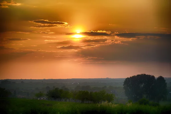 Zachód słońca w górach Maramures. Dramatyczne niebo interpretacji. HDR — Zdjęcie stockowe