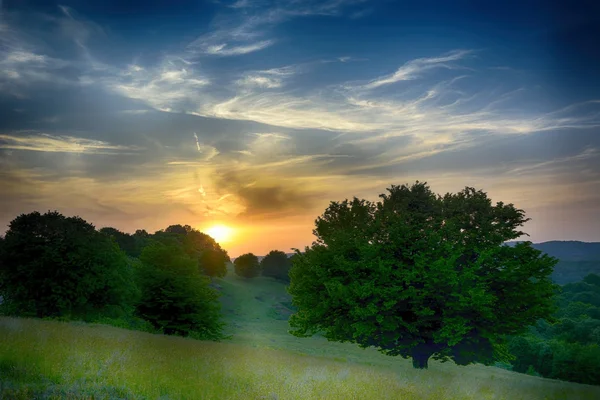 günbatımı Maramures tepelerinde. Dramatik gökyüzü yorumu. HDR