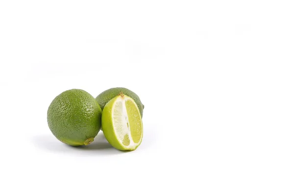 Beyaz arka plan üzerinde meyve taze limon ve limon — Stok fotoğraf