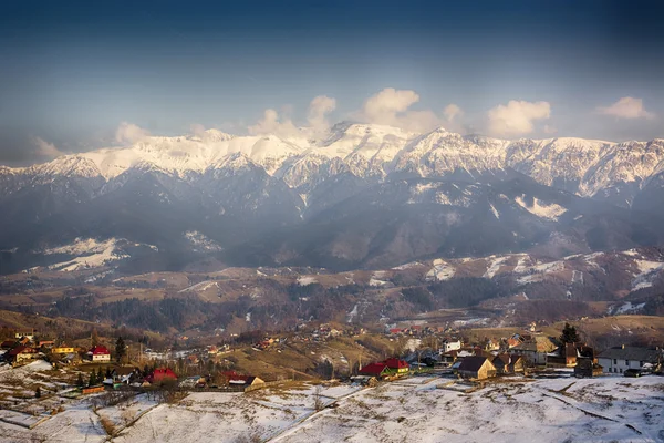 Kış dağ manzarası. Piatra Craiului. Pestera. Magura. Kepek