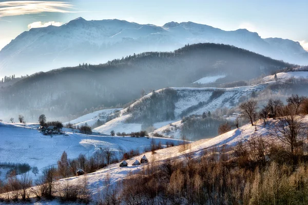 Gefrorener sonniger Wintertag auf den wilden Hügeln Transsilvaniens. holbav. Rumänien. Low-Key, dunkler Hintergrund, Spotbeleuchtung und reiche alte Meister — Stockfoto