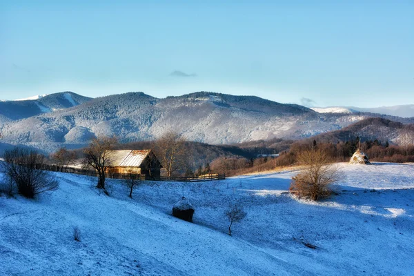 Güneşli bir kış, vahşi Transilvanya tepelerde donmuş. Holbav. Romanya. Düşük anahtar, koyu arka plan, spot aydınlatma ve zengin eski ustalar — Stok fotoğraf