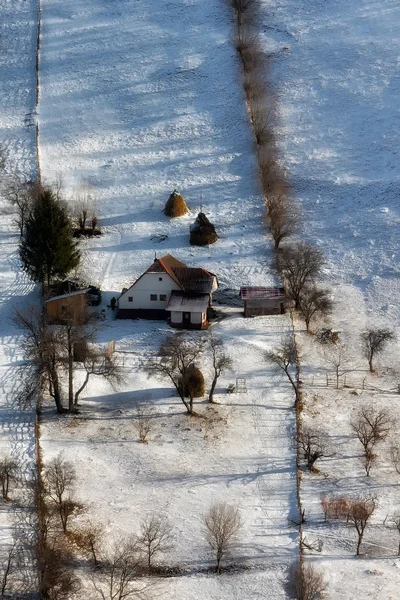 Słoneczny dzień zimy, na dzikie wzgórza Transylwanii z góry Bucegi w tle. — Zdjęcie stockowe