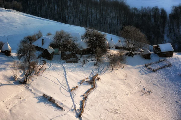 Alba in inverno mattina sulle colline della Transilvania — Foto Stock