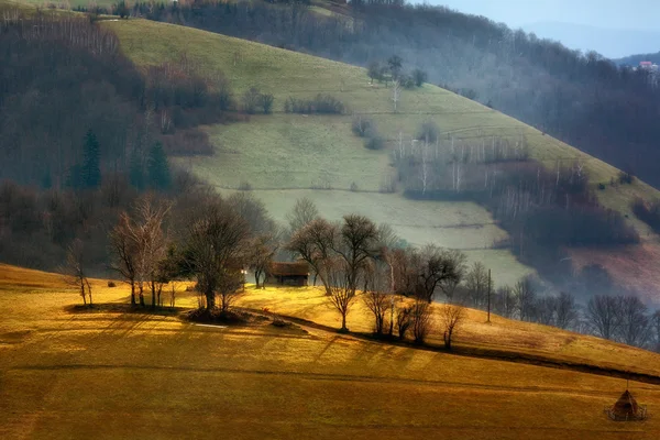 Bir sonbahar, vahşi Transilvanya tepelerde sisli ve güneşli bir gün. Holbav. Romanya — Stok fotoğraf