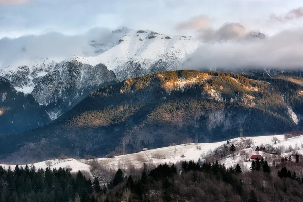 Dia nebuloso e ensolarado de um outono, em colinas transylvania selvagens. Holbav. Roménia — Fotografia de Stock