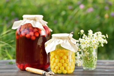 Korunmuş meyve, vişne kompostosu