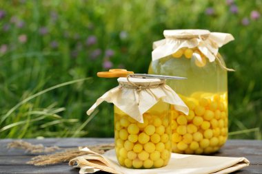 Korunmuş meyve, vişne kompostosu